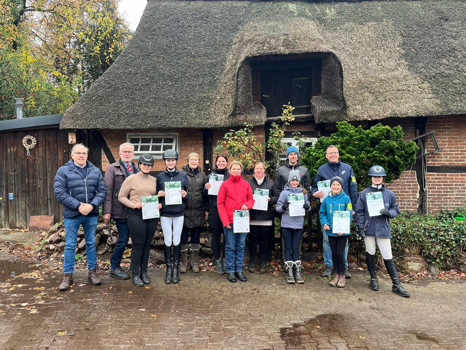 Abzeichenprüfungen 2025: Pferdeführerschein Umgang und LA 5 erfolgreich abgelegt Abzeichenprüfungen 2025: Pferdeführerschein Umgang und LA 5 erfolgreich abgelegt