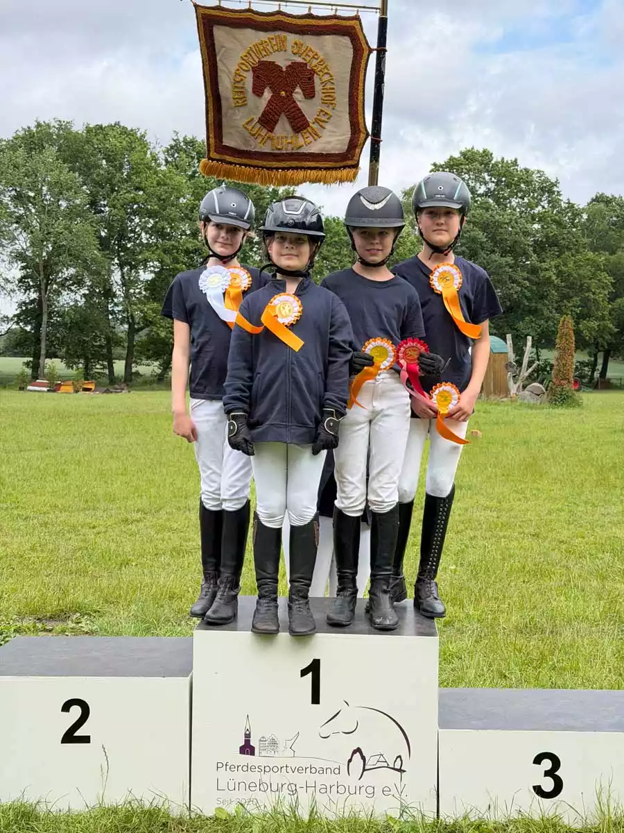 Vier Nachwuchsreiter des RSV Luhmühlen auf dem Siegerpodest nach dem Gewinn des Mini-Dreikampfs.