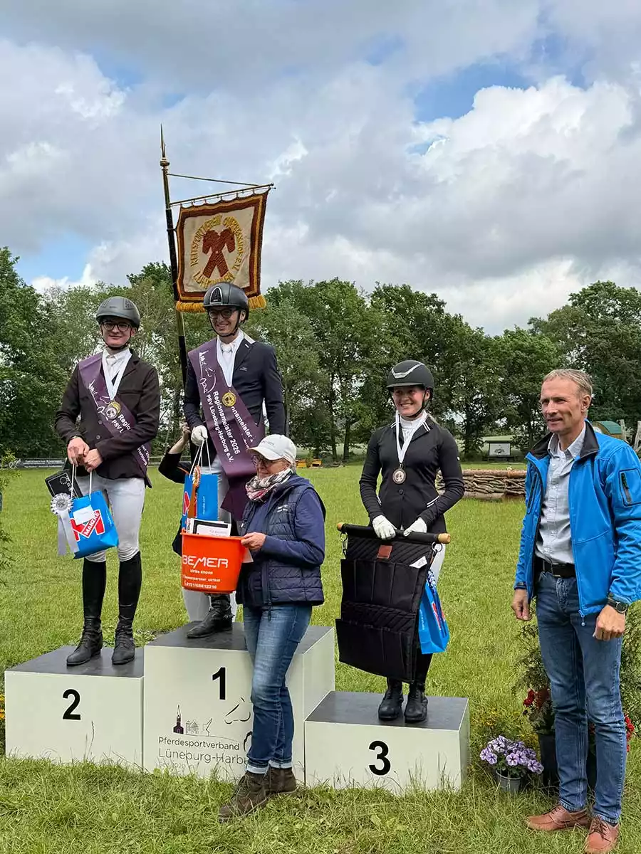 Drei platzierte Reiter bei der Siegerehrung der Vierkampf-Regionsmeisterschaft 2026 in Mechtersen.