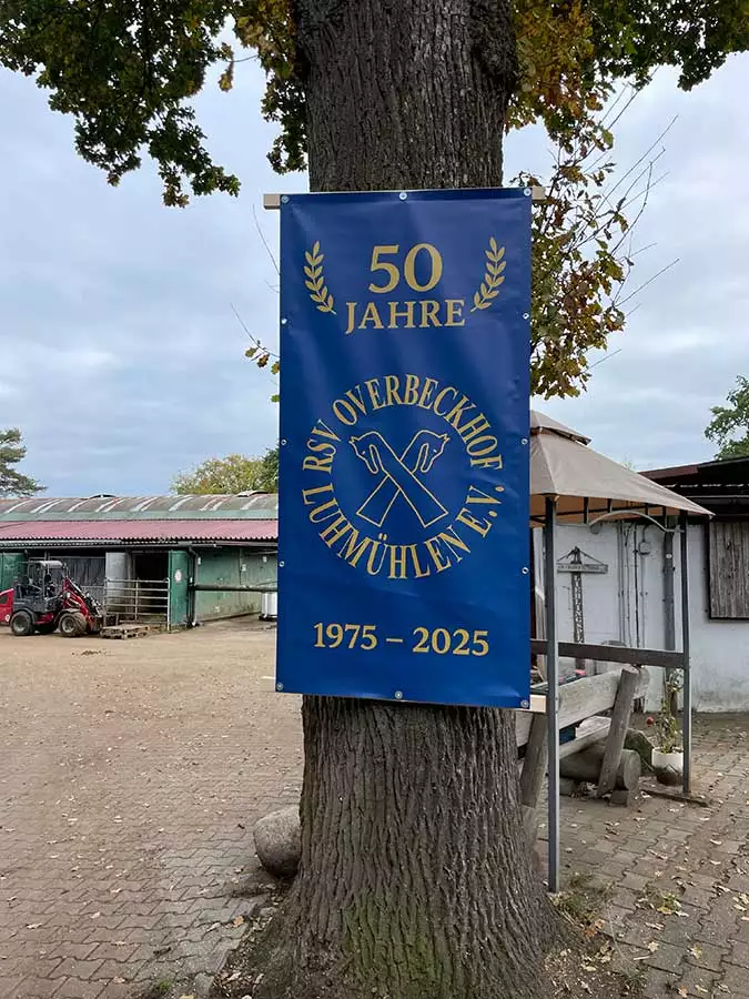 Vereinsflagge am Baum befestigt mit Jubiläumsähren für die 50 Jahre Bestehen
