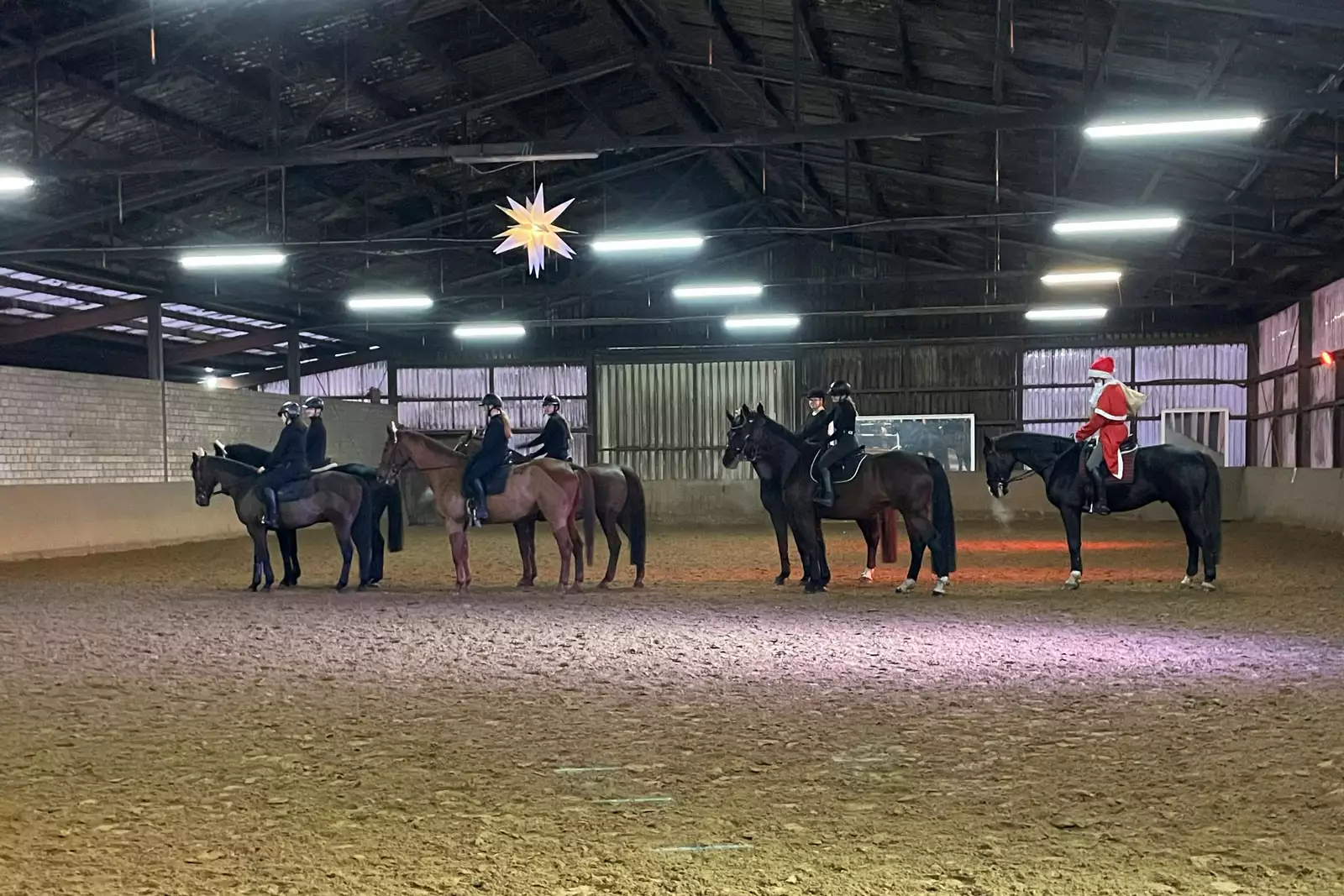 Reiter auf Pferden während der Weihnachtsfeier des RSV Luhmühlen