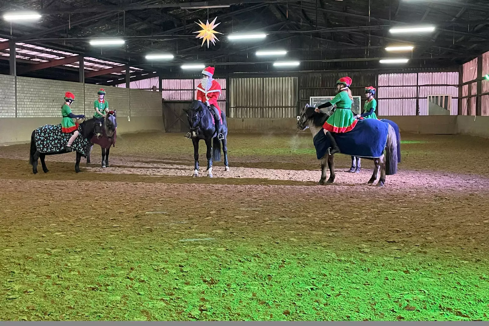 Verkleidete Reiter auf Ponys und Pferden bei der Weihnachtsgeschichte